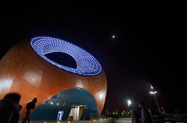 Выставочный центр Wuxi Wanda в Китае в виде огромного чайника (фото 1)