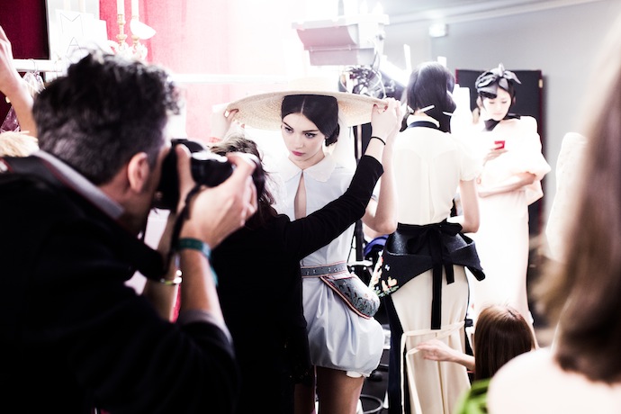 Backstage показа Ulyana Sergeenko в Париже (фото 23)