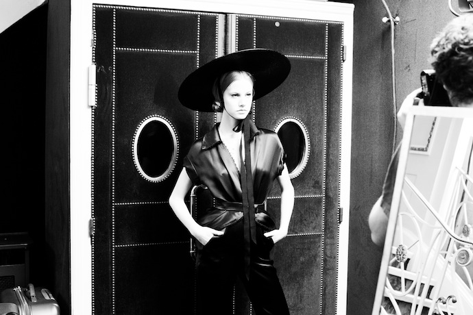 Backstage показа Ulyana Sergeenko в Париже (фото 22)