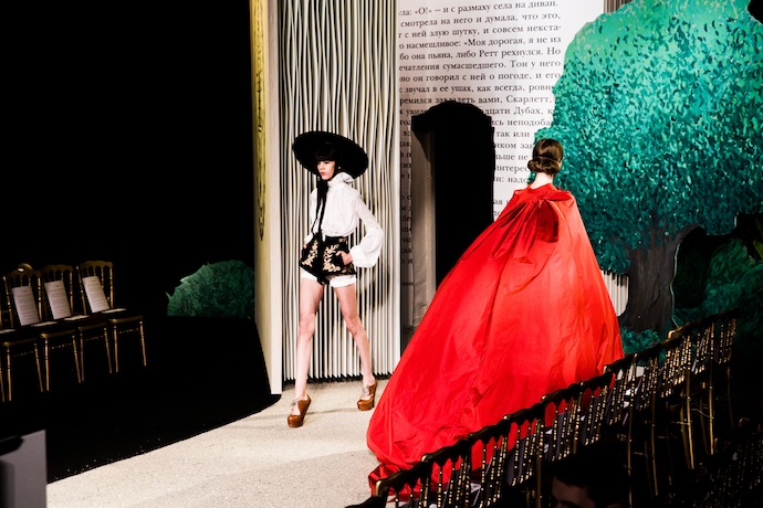 Backstage показа Ulyana Sergeenko в Париже (фото 16)