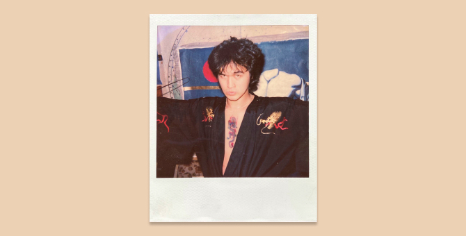 Выставка цоя в санкт петербурге 2024. Выставка цоя в санкт петербурге 2024. Гитара цоя в музее. Музей посвященный цою. Дом цоя в санкт-петербурге.