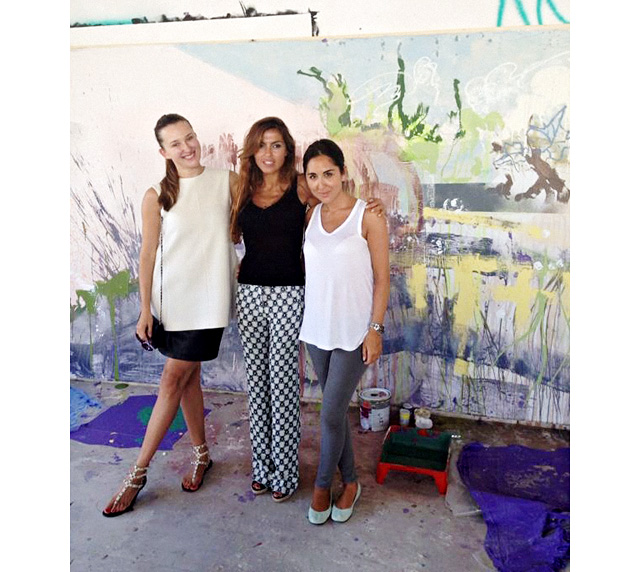 С Аидой Махмудовой в ее студии в Баку. Справа: Дина Нассер-Хадиви, организатор выставки Love Me, Love Me Not Мария Байбакова о Баку и выставке Love Me, Love Me Not (фото 3)