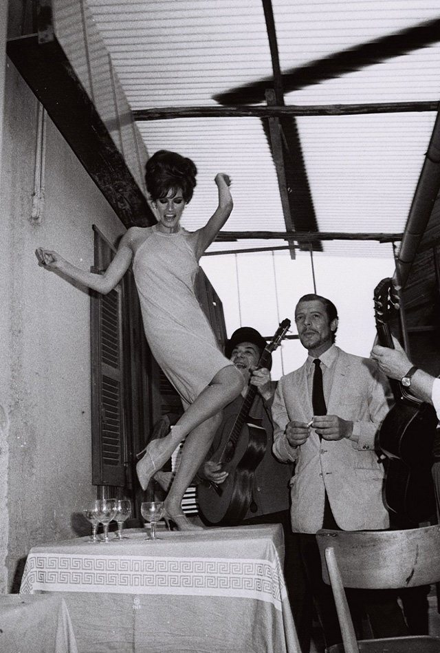 Ракель Уэлч и Марчелло Мастроянни на киностудии "Чинечитта", 1966 "Годы "Сладкой жизни": выставка итальянского кино в Лондоне (фото 3)