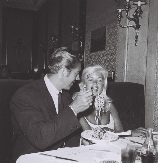 Джейн Мэнсфилд и Мики Харгитей в Риме, сентябрь 1960 "Годы "Сладкой жизни": выставка итальянского кино в Лондоне (фото 4)