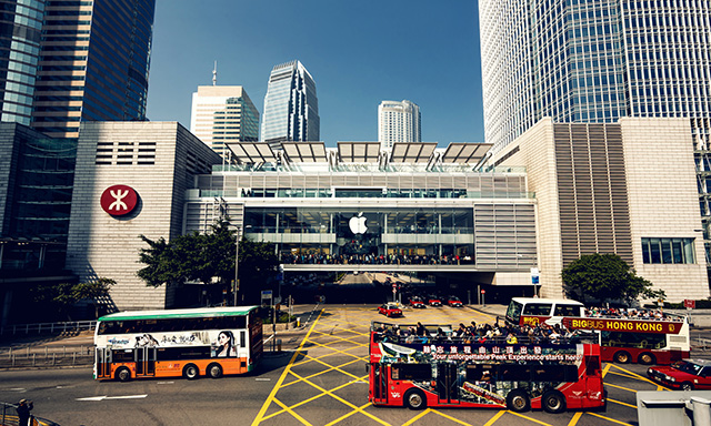 Очередь в магазин Apple растянулась на 2 этажа. Я не представляю, сколько времени люди потратили просто на то, чтобы попасть внутрь и увидеть до боли знакомый ассортимент из пяти товаров, который запросто можно заказать и в Интернете Путевые заметки: Гонконг (фото 13)