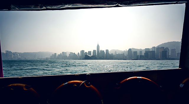 Добираться из одной части города в другую проще и быстрее всего на пароме или на метро. Далеко не все таксисты согласятся везти через тоннель на противоположную сторону. Чтобы сэкономить время, нужно ловить такси жестом, обозначающим волну: так водители поймут, что вам нужно переехать через воду Путевые заметки: Гонконг (фото 16)