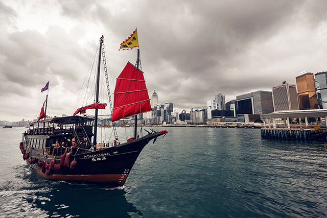 Сейчас между островом Гонконг и полуостровом Коулун курсируют современные паромы, но в начале XX века жители города передвигались исключительно на таких живописных лодках, которые называются junk boat Путевые заметки: Гонконг (фото 22)