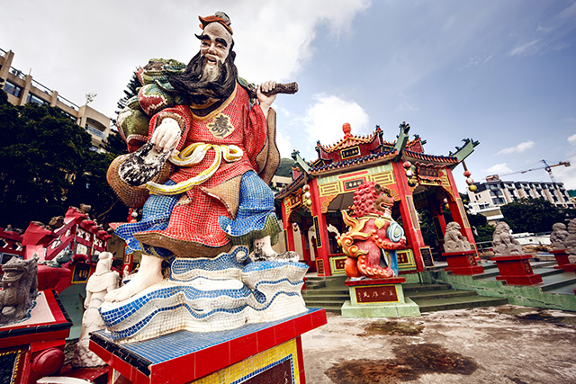 В этом же районе находится место, где стоят такие вот буддийские монументы, возведенные на пожертвования жителей городу и посвященные близким "меценатов". Чем-то напомнило обряды русских братков из 90-х, но я уверен, предыстория здесь иная Путевые заметки: Гонконг (фото 26)