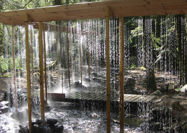 Зигзагообразный водопад Bridal Veil в лесном массиве Франции (фото 2)