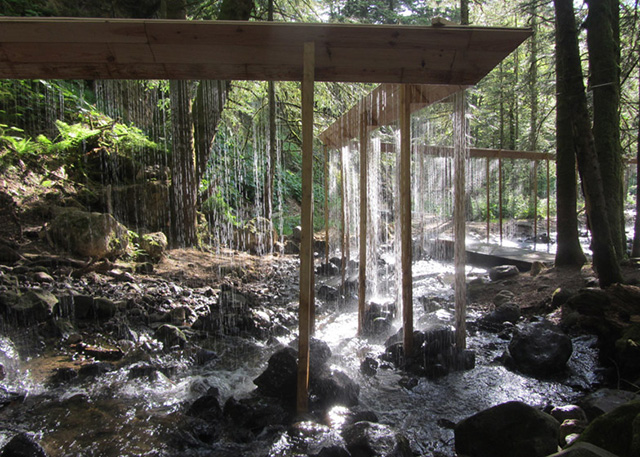 Зигзагообразный водопад Bridal Veil в лесном массиве Франции (фото 4)