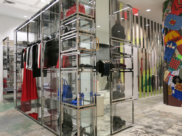 Saint Laurent (Арт-стена работы Alex Da Corte 'Her Wallpaper Reverie', 2013; арт-колонна работы Leo Sewell 'Rap Wrap') Экскурсия Buro 24/7: Dover Street Market New York (фото 17)