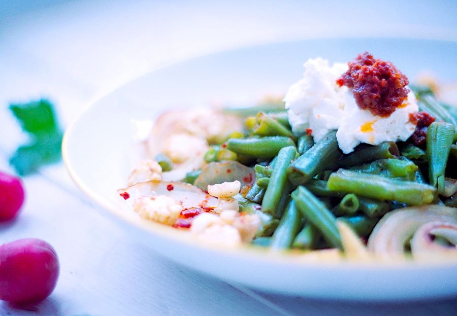 Зеленая фасоль с перцем чили и вялеными томатами (фото 1)