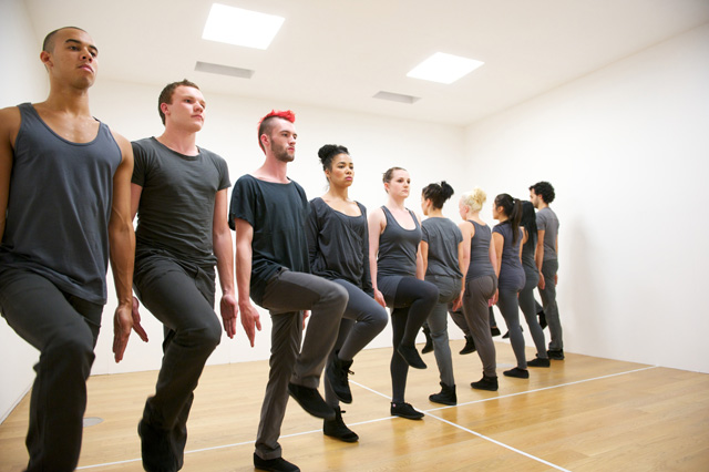 Аллора и Кальсадилья. "Вращающаяся дверь", 2011 14 Rooms – перформансы Марины Абрамович и Дэмиена Херста на Art Basel (фото 4)