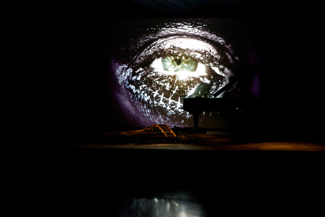 Дуглас Гордон. "Фантом", 2007 Обзор Buro 24/7: Биеннале современного искусства в Сиднее (фото 6)