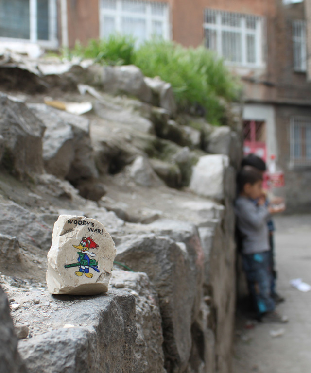 Ahmet Öğüt. Stones to Throw, 2011 Обзор Buro 24/7: Биеннале современного искусства в Сиднее (фото 11)