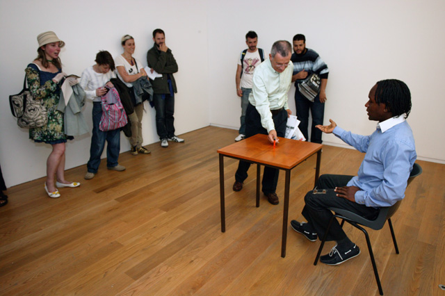 Роман Ондак. Обмен, 2011 14 Rooms – перформансы Марины Абрамович и Дэмиена Херста на Art Basel (фото 1)