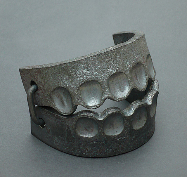 Sophie Hanagarth 'Браслет Traquenard', 2011 Рекомендовано к посещению: пять выставок в Париже (фото 8)