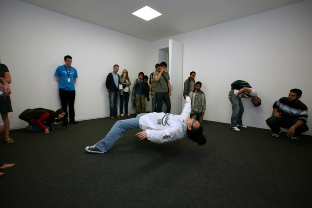 Сюй Чжень. In Just the Blink of an Eye, 2005 14 Rooms – перформансы Марины Абрамович и Дэмиена Херста на Art Basel (фото 2)