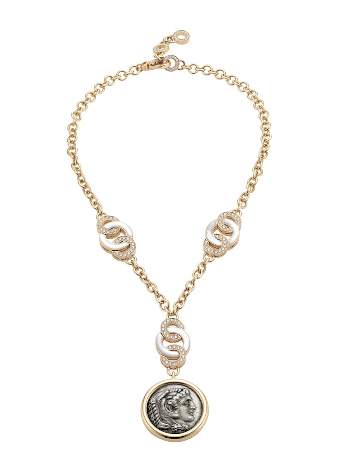 колье с кулоном