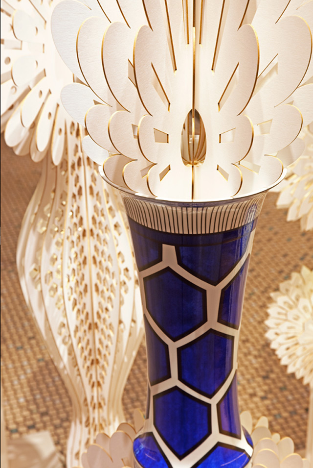 Картонные инсталляции Carte Blanche в бутике Hermès (фото 3)