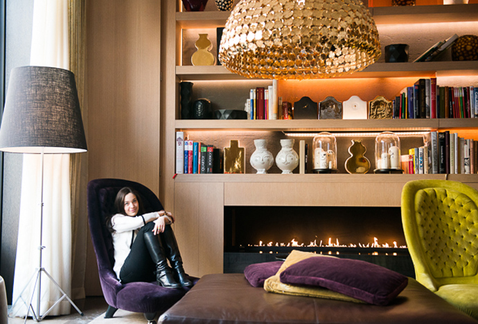 Ариэль Шапиро в гостиной отеля W в Санкт-Петербурге Ариэль Шапиро в гостиной отеля W в Санкт-Петербурге