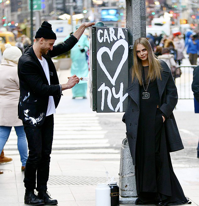 Кара Делевинь на съемках рекламы DKNY (фото 3)