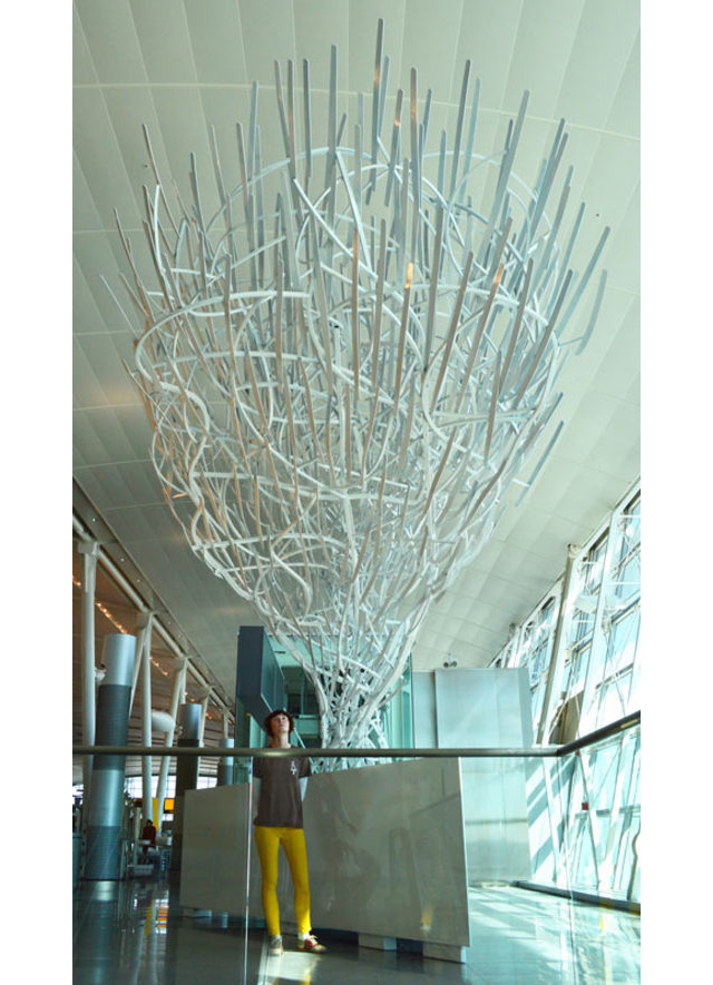 Скульптура Димитара Луканова в терминале аэропорта Кеннеди (фото 5)