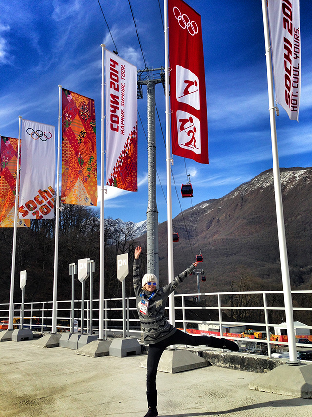 Я люблю попрыгать перед объективом, и тем более это было бы символично на верхотуре у прыжкового комплекса. Но сейчас приходится осваивать новый тип безопасного прыжка под названием "выход из положения" Олимпийский дневник Полины Киценко. Часть V (фото 6)