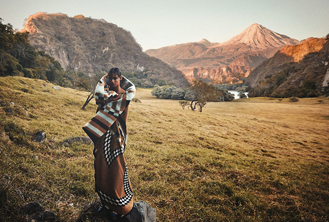 Малаика Ферт в съемке для летнего Porter (фото 6)