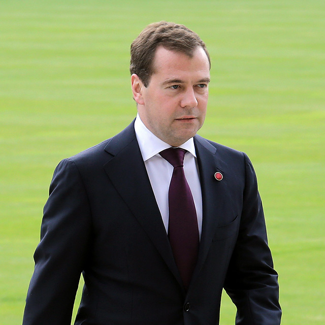 Медведеву подарили первый YotaPhone (фото 1)