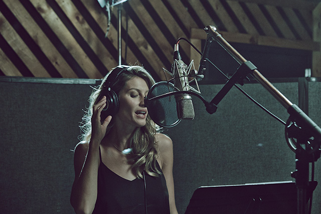 Жизель Бундхен спела песню Blondie для рекламной кампании H&M (фото 2)