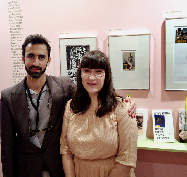 Художники Паям Шарифи (Slavs and Tatars) и Таус Махачевана стенде коллекционных книг onestar press Мария Байбакова об искусстве Кавказа и Центральной Азии на ярмарке Art Dubai (фото 2)