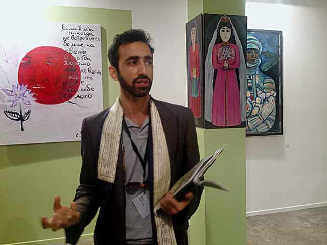 Художник Паям Шарифи (Slavs and Tatars) ведет экскурсию по Marker Мария Байбакова об искусстве Кавказа и Центральной Азии на ярмарке Art Dubai (фото 6)