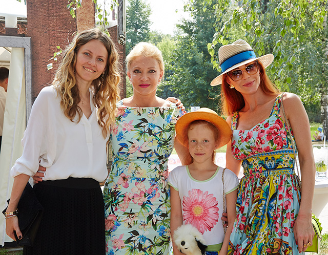 Екатерина Мухина, Татьяна Свирская с дочкой Соней Английский детский фестиваль в парке искусств "Музеон" (фото 5)