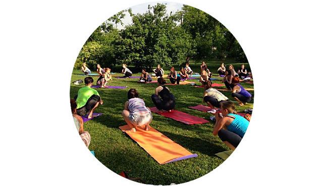 5 бесплатных курсов йоги на открытом воздухе (фото 1)