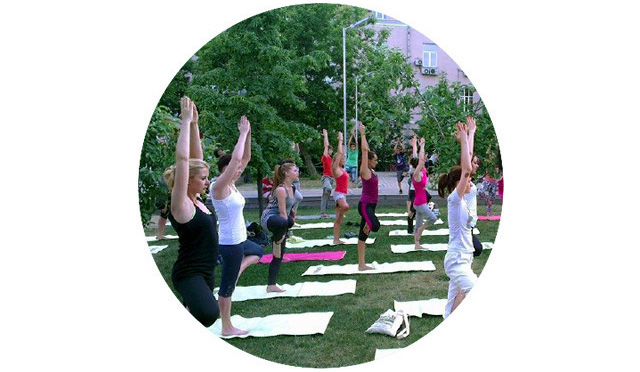 5 бесплатных курсов йоги на открытом воздухе (фото 4)