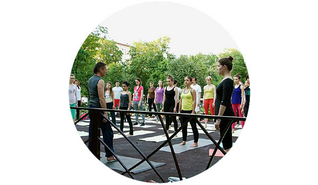 5 бесплатных курсов йоги на открытом воздухе (фото 3)