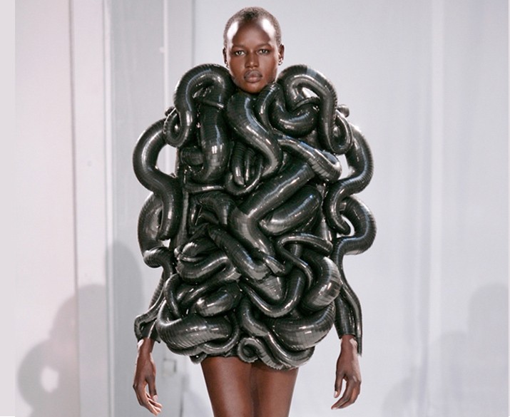 Маккуин, Чалаян и другие: "шахматная" модная выставка в Сент-Луисе (фото 2)