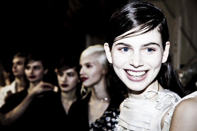 Эксклюзив Buro24/7: backstage Christian Dior, весна 2014 (фото 18)