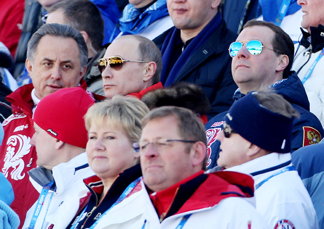 Виталий Мутко, Владимир Путин, Дмитрий Медведев на лыжном стадионе "Лаура" во время мужской эстафеты Олимпийский дневник Полины Киценко. Часть VI (фото 9)