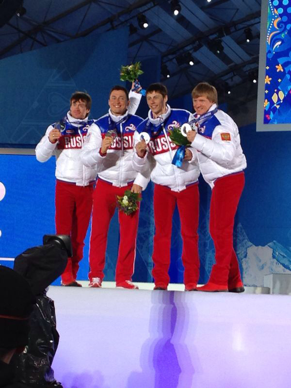 Вечерний лайв следующего дня от тренера Саши Легкова Изабель Кнауте. На фото: наши эстафетные бойцы Вылегжанин, Легков, Бессмертных и Япаров в серебряных медалях за самую зрелищную гонку и борьбу на Олимпиаде! Олимпийский дневник Полины Киценко. Часть VI (фото 10)