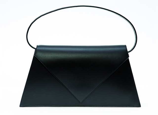 Объект желания: сумка-конверт Triangle от Loewe (фото 2)