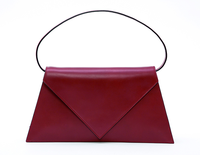 Объект желания: сумка-конверт Triangle от Loewe (фото 1)