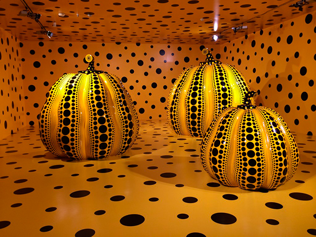 Яей Кусама «Тыква» Инсталляции Яей Кусамы можно будет увидеть в стеклянном доме Филипа Джонсона (фото 1)