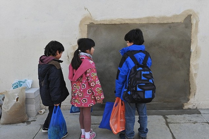 Дети у стены, где раньше была работа Бэнкси Дети у стены, где раньше была работа Бэнкси