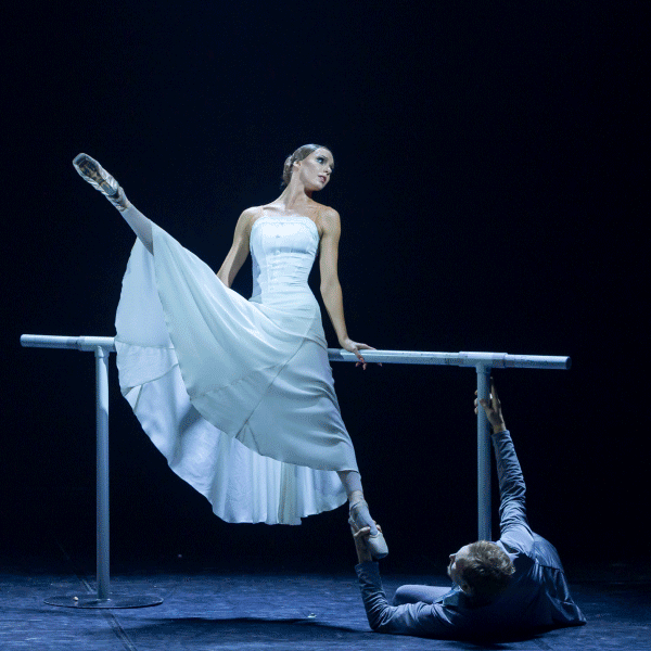 «Красная Жизель» и опера с ИИ-декорациями: что смотреть в театрах оперы и балета этой осенью