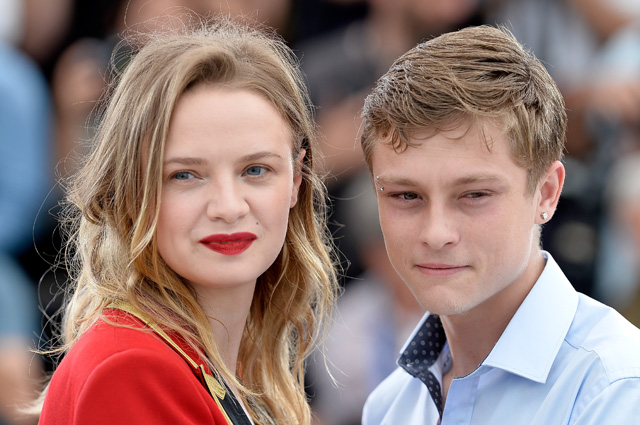 Сара Форестье и Род Парадо Команда фильма La Tête Haute на фотоколле в Каннах (фото 4)