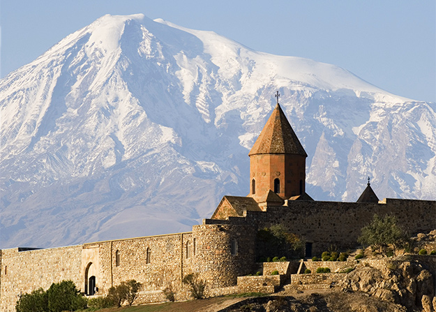 Хор Вирап, Ереван. Фото: Wolfgang Kaehler/LightRocket via Getty Images Путешествия по странам СНГ: 10 направлений (фото 10)