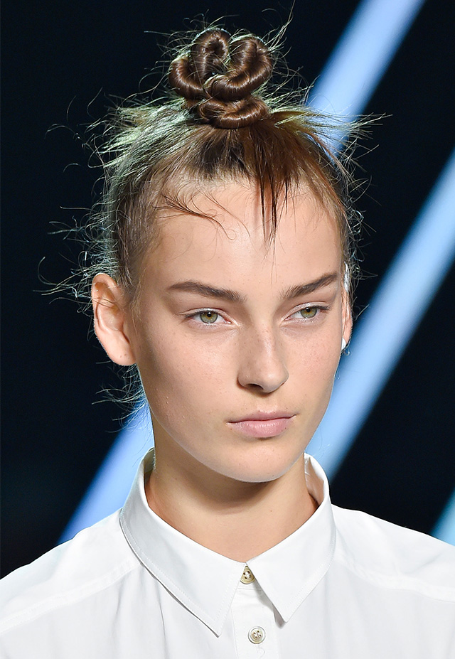 Красота в деталях: образ с показа Marc by Marc Jacobs (фото 1)