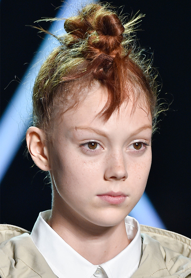 Красота в деталях: образ с показа Marc by Marc Jacobs (фото 8)